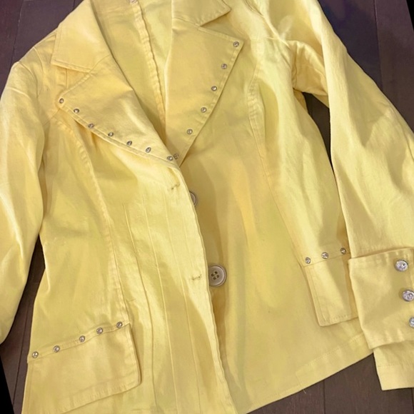 ๐พ ๐ tailored yellow blazer ๐ - Picture 2 of 5